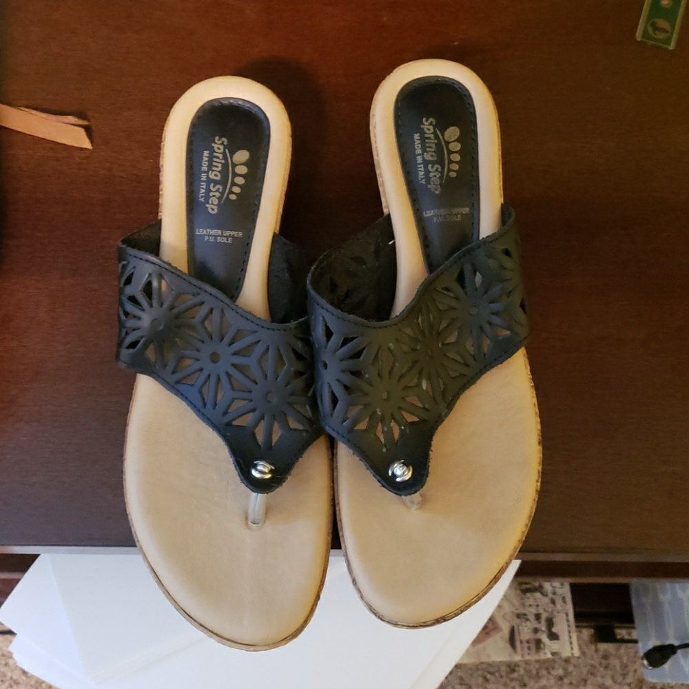 Black and tan summer sandals